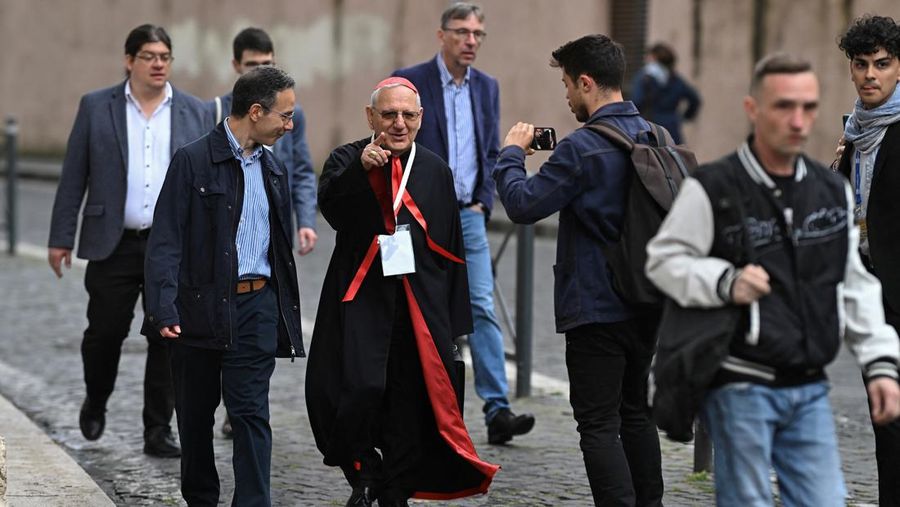 Kardinal Indonesia Ignatius Suharyo Hardjoatmodjo tiba untuk menghadiri pertemuan jemaat umum menjelang konklaf untuk memilih paus berikutnya di Roma, Italia, Senin (5/5/2025). (Andreas SOLARO / AFP)