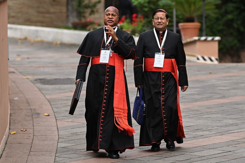 Kardinal Indonesia Ignatius Suharyo Hardjoatmodjo tiba untuk menghadiri pertemuan jemaat umum menjelang konklaf untuk memilih paus berikutnya di Roma, Italia, Senin (5/5/2025). (Andreas SOLARO / AFP)