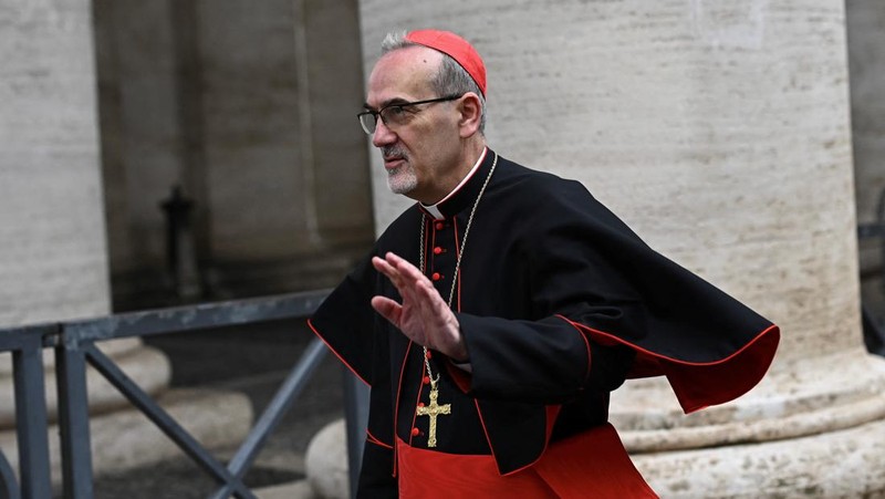 Kardinal Indonesia Ignatius Suharyo Hardjoatmodjo tiba untuk menghadiri pertemuan jemaat umum menjelang konklaf untuk memilih paus berikutnya di Roma, Italia, Senin (5/5/2025). (Andreas SOLARO / AFP)