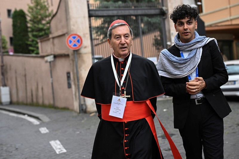 Kardinal Indonesia Ignatius Suharyo Hardjoatmodjo tiba untuk menghadiri pertemuan jemaat umum menjelang konklaf untuk memilih paus berikutnya di Roma, Italia, Senin (5/5/2025). (Andreas SOLARO / AFP)