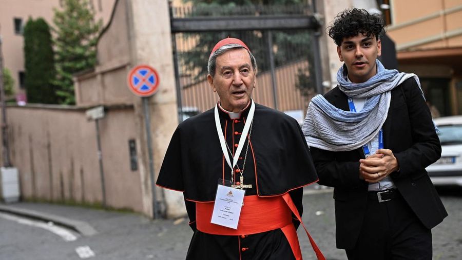 Kardinal Indonesia Ignatius Suharyo Hardjoatmodjo tiba untuk menghadiri pertemuan jemaat umum menjelang konklaf untuk memilih paus berikutnya di Roma, Italia, Senin (5/5/2025). (Andreas SOLARO / AFP)