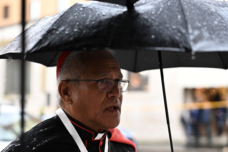 Kardinal Indonesia Ignatius Suharyo Hardjoatmodjo tiba untuk menghadiri pertemuan jemaat umum menjelang konklaf untuk memilih paus berikutnya di Roma, Italia, Senin (5/5/2025). (Andreas SOLARO / AFP)