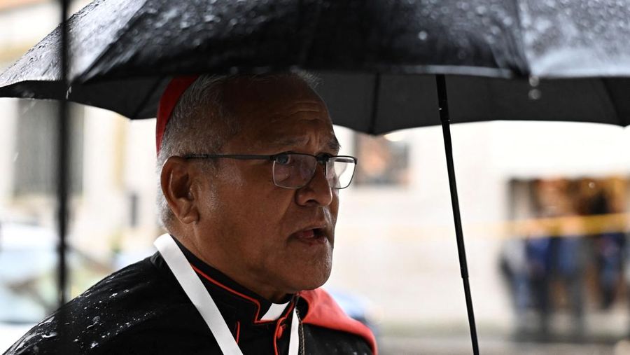 Kardinal Indonesia Ignatius Suharyo Hardjoatmodjo tiba untuk menghadiri pertemuan jemaat umum menjelang konklaf untuk memilih paus berikutnya di Roma, Italia, Senin (5/5/2025). (Andreas SOLARO / AFP)