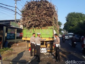 Ustaz Pedagang Sayur di Pasuruan Tewas Tabrak Truk Tebu Pecah Ban