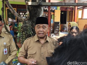 Tangis Bupati Sleman Cek Atap SDN Kledokan Ambruk, Minta Segera Diperbaiki