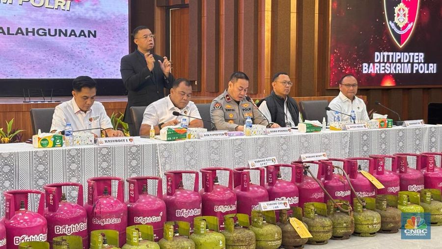 Konferensi Pers Bareskrim Polri soal penyalahgunaan LPG subsidi 3 kg di Jakarta, Senin (5/5/2025). (CNBC Indonesia/Firda Dwi Muliawati)