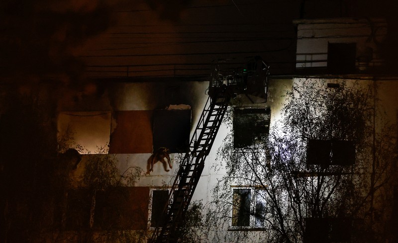 Petugas pemadam kebakaran bekerja di lantai atas blok apartemen yang rusak setelah dugaan ledakan gas di Moskow, Rusia, 4 Mei 2025. Petugas pemadam kebakaran bekerja di lantai atas blok apartemen yang rusak setelah dugaan ledakan gas di Moskow, Rusia, 4 Mei 2025. (REUTERS/Maxim Shemetov)