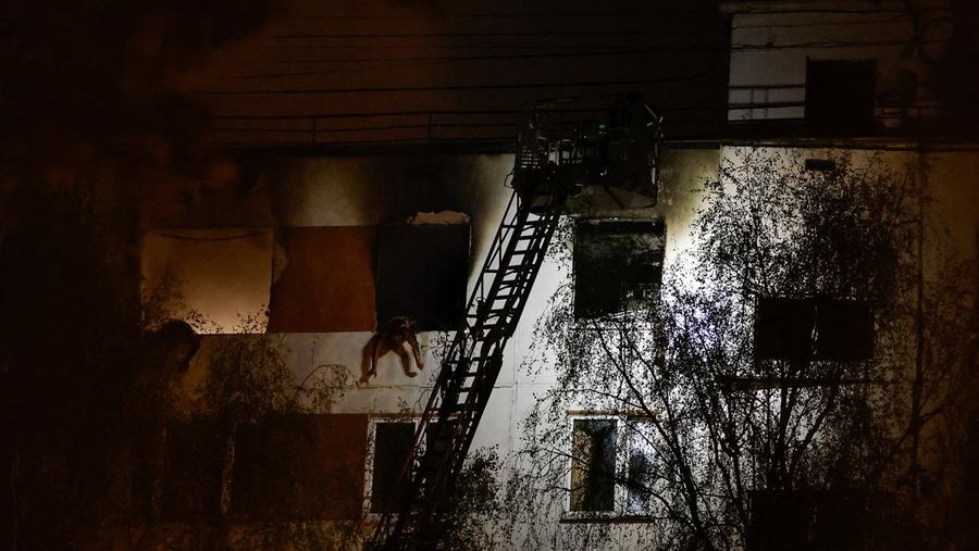 Petugas pemadam kebakaran bekerja di lantai atas blok apartemen yang rusak setelah dugaan ledakan gas di Moskow, Rusia, 4 Mei 2025. (REUTERS/Maxim Shemetov)