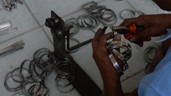 Melihat Pembuatan Gelang Identitas Jemaah Haji di Boyolali