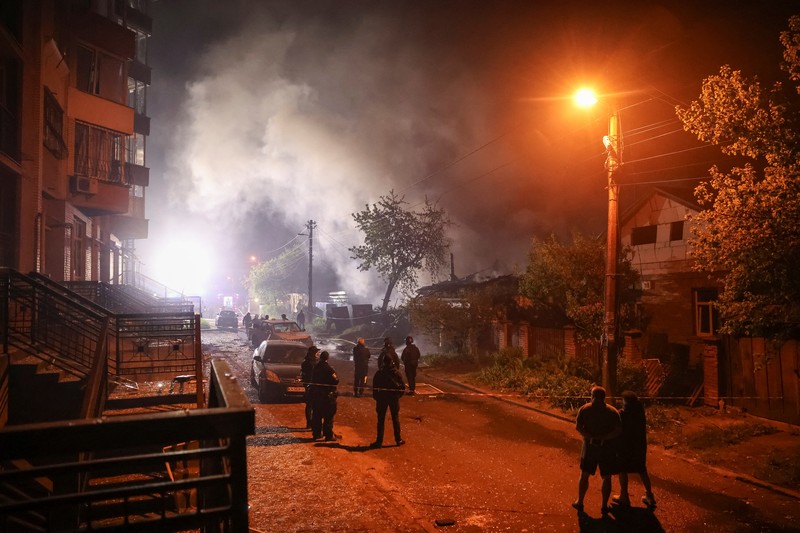 Petugas pemadam kebakaran bekerja di lokasi serangan pesawat tak berawak Rusia, di tengah serangan Rusia terhadap Ukraina, di Kyiv, Ukraina, 4 Mei 2025. Petugas pemadam kebakaran bekerja di lokasi serangan pesawat tak berawak Rusia, di tengah serangan Rusia terhadap Ukraina, di Kyiv, Ukraina, 4 Mei 2025. (REUTERS/Olga Yakimovich)