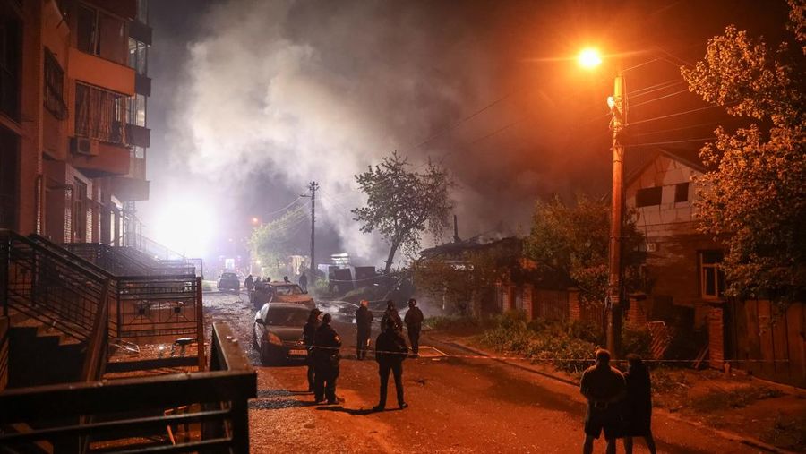 Petugas pemadam kebakaran bekerja di lokasi serangan pesawat tak berawak Rusia, di tengah serangan Rusia terhadap Ukraina, di Kyiv, Ukraina, 4 Mei 2025. (REUTERS/Olga Yakimovich)
