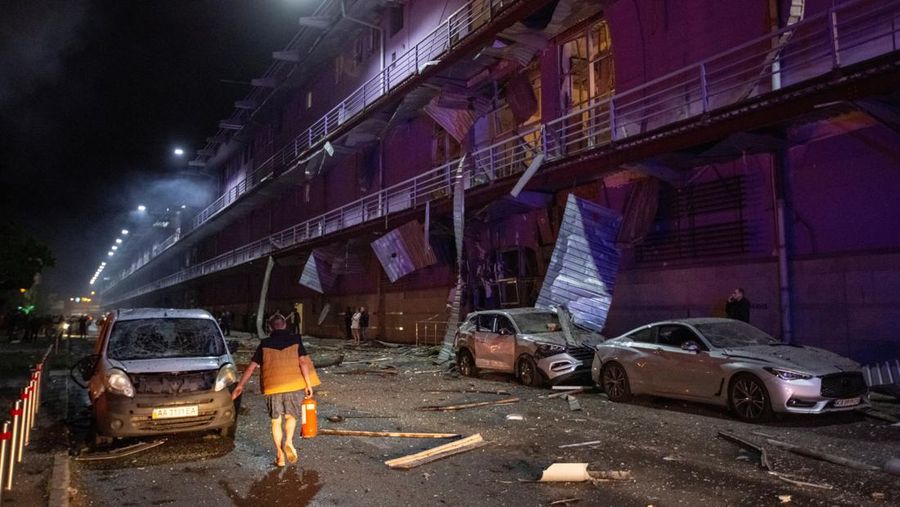 Petugas pemadam kebakaran bekerja di lokasi serangan pesawat tak berawak Rusia, di tengah serangan Rusia terhadap Ukraina, di Kyiv, Ukraina, 4 Mei 2025. (REUTERS/Olga Yakimovich)