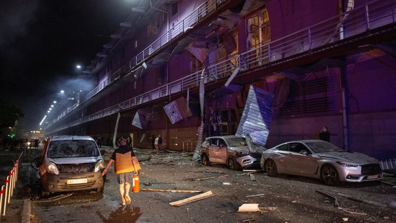 Petugas pemadam kebakaran bekerja di lokasi serangan pesawat tak berawak Rusia, di tengah serangan Rusia terhadap Ukraina, di Kyiv, Ukraina, 4 Mei 2025. (REUTERS/Olga Yakimovich)