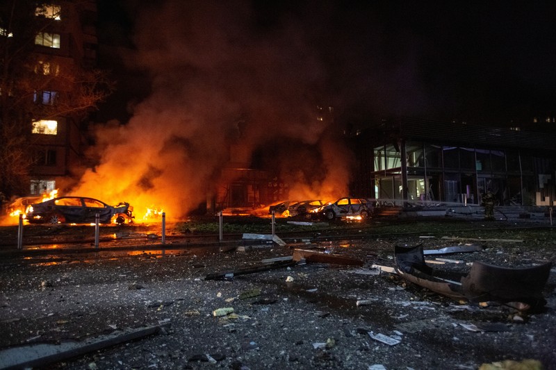 Petugas pemadam kebakaran bekerja di lokasi serangan pesawat tak berawak Rusia, di tengah serangan Rusia terhadap Ukraina, di Kyiv, Ukraina, 4 Mei 2025. (REUTERS/Olga Yakimovich)