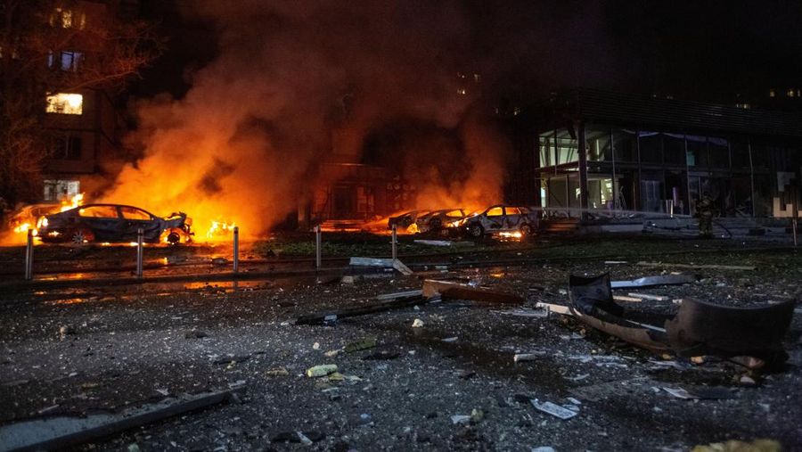 Petugas pemadam kebakaran bekerja di lokasi serangan pesawat tak berawak Rusia, di tengah serangan Rusia terhadap Ukraina, di Kyiv, Ukraina, 4 Mei 2025. (REUTERS/Olga Yakimovich)