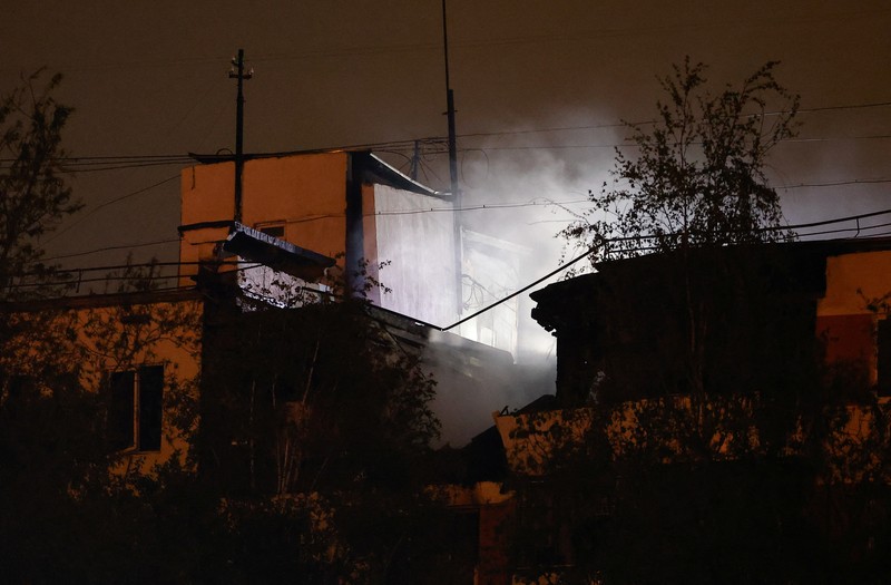 Petugas pemadam kebakaran bekerja di lantai atas blok apartemen yang rusak setelah dugaan ledakan gas di Moskow, Rusia, 4 Mei 2025. (REUTERS/Maxim Shemetov)