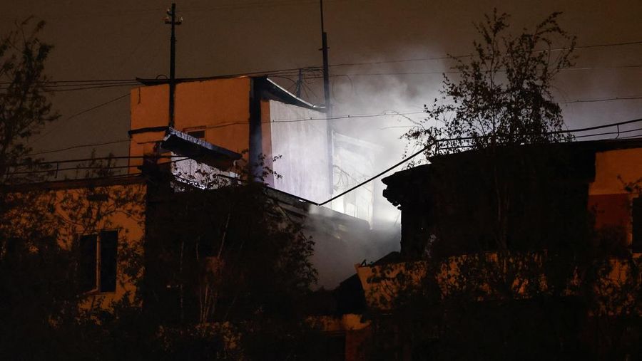 Petugas pemadam kebakaran bekerja di lantai atas blok apartemen yang rusak setelah dugaan ledakan gas di Moskow, Rusia, 4 Mei 2025. (REUTERS/Maxim Shemetov)