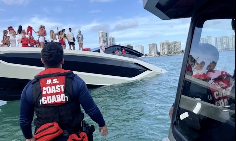 Penjaga Pantai Amerika Serikat menyelamatkan 32 orang dari sebuah kapal pesiar yang kelebihan muatan dan mulai tenggelam di lepas pantai Miami pada Sabtu (3/5). Penjaga Pantai Amerika Serikat menyelamatkan 32 orang dari sebuah kapal pesiar yang kelebihan muatan dan mulai tenggelam di lepas pantai Miami pada Sabtu (3/5). (Tangkapan Layar Video Reuters/UNITED STATES COAST GUARD SOUTHEAST/)