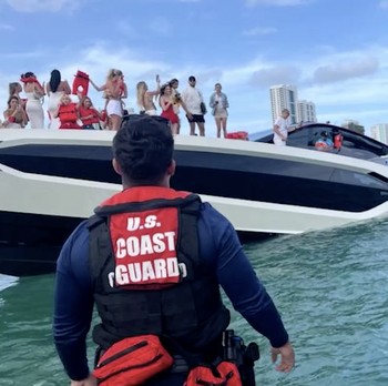 Dramatis! Kelebihan Muatan, Kapal Mewah Nyaris Tenggelam di Miami