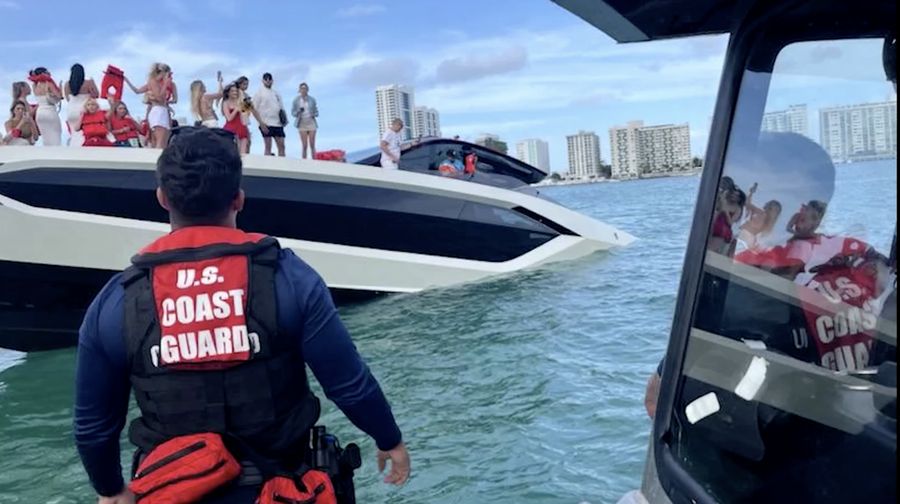 Penjaga Pantai Amerika Serikat menyelamatkan 32 orang dari sebuah kapal pesiar yang kelebihan muatan dan mulai tenggelam di lepas pantai Miami pada Sabtu (3/5). (Tangkapan Layar Video Reuters/UNITED STATES COAST GUARD SOUTHEAST/)