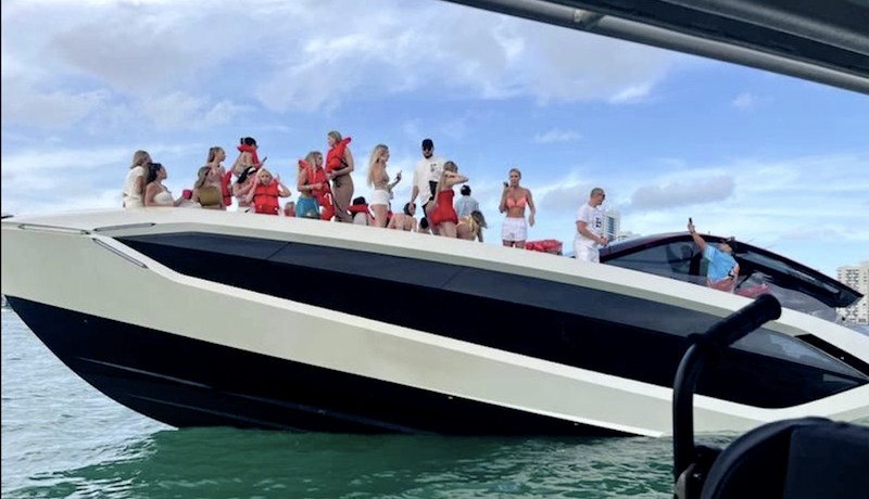 Penjaga Pantai Amerika Serikat menyelamatkan 32 orang dari sebuah kapal pesiar yang kelebihan muatan dan mulai tenggelam di lepas pantai Miami pada Sabtu (3/5). (Tangkapan Layar Video Reuters/UNITED STATES COAST GUARD SOUTHEAST/)