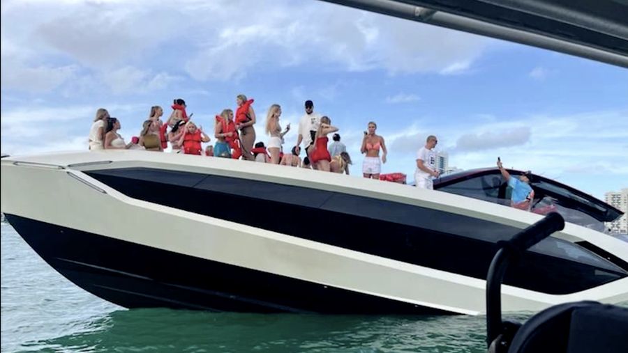 Penjaga Pantai Amerika Serikat menyelamatkan 32 orang dari sebuah kapal pesiar yang kelebihan muatan dan mulai tenggelam di lepas pantai Miami pada Sabtu (3/5). (Tangkapan Layar Video Reuters/UNITED STATES COAST GUARD SOUTHEAST/)