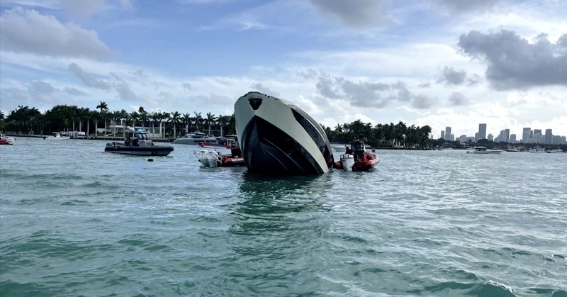 Penjaga Pantai Amerika Serikat menyelamatkan 32 orang dari sebuah kapal pesiar yang kelebihan muatan dan mulai tenggelam di lepas pantai Miami pada Sabtu (3/5). Penjaga Pantai Amerika Serikat menyelamatkan 32 orang dari sebuah kapal pesiar yang kelebihan muatan dan mulai tenggelam di lepas pantai Miami pada Sabtu (3/5). (Tangkapan Layar Video Reuters/UNITED STATES COAST GUARD SOUTHEAST/)