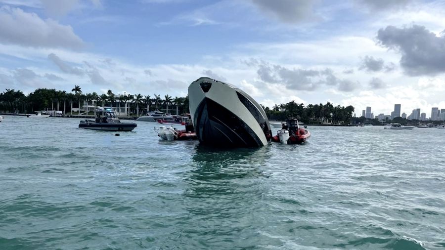 Penjaga Pantai Amerika Serikat menyelamatkan 32 orang dari sebuah kapal pesiar yang kelebihan muatan dan mulai tenggelam di lepas pantai Miami pada Sabtu (3/5). Penjaga Pantai Amerika Serikat menyelamatkan 32 orang dari sebuah kapal pesiar yang kelebihan muatan dan mulai tenggelam di lepas pantai Miami pada Sabtu (3/5). (Tangkapan Layar Video Reuters/UNITED STATES COAST GUARD SOUTHEAST/)