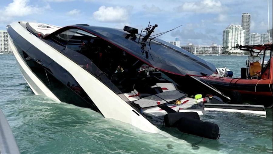Penjaga Pantai Amerika Serikat menyelamatkan 32 orang dari sebuah kapal pesiar yang kelebihan muatan dan mulai tenggelam di lepas pantai Miami pada Sabtu (3/5). (Tangkapan Layar Video Reuters/UNITED STATES COAST GUARD SOUTHEAST/)