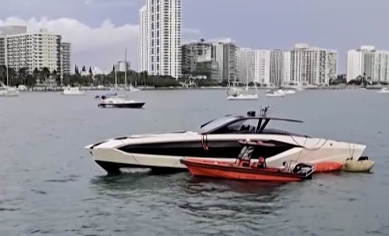 Penjaga Pantai Amerika Serikat menyelamatkan 32 orang dari sebuah kapal pesiar yang kelebihan muatan dan mulai tenggelam di lepas pantai Miami pada Sabtu (3/5). (Tangkapan Layar Video Reuters/UNITED STATES COAST GUARD SOUTHEAST/)