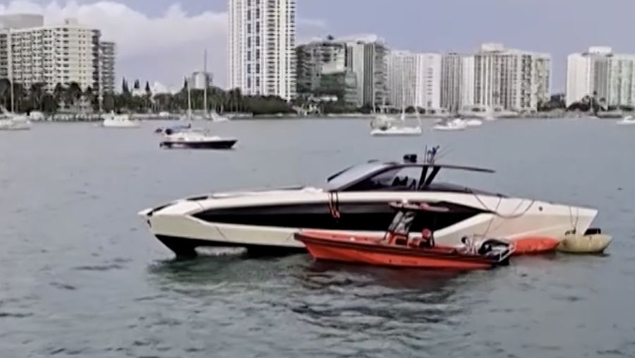 Penjaga Pantai Amerika Serikat menyelamatkan 32 orang dari sebuah kapal pesiar yang kelebihan muatan dan mulai tenggelam di lepas pantai Miami pada Sabtu (3/5). (Tangkapan Layar Video Reuters/UNITED STATES COAST GUARD SOUTHEAST/)