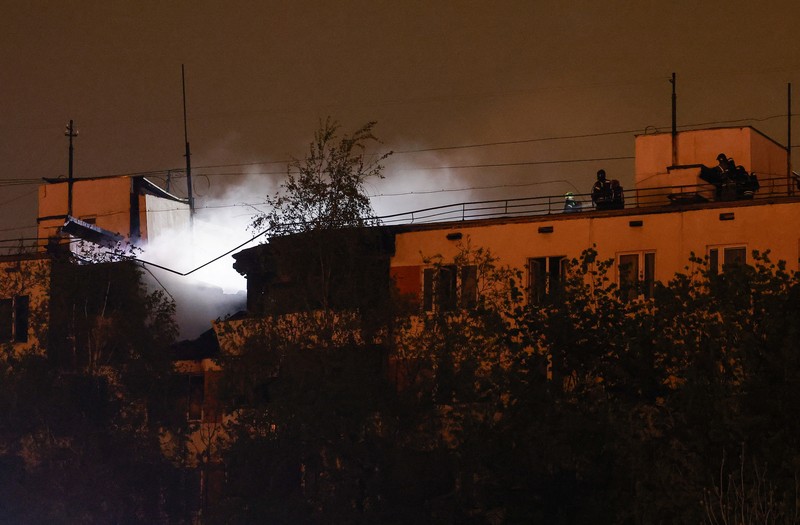 Petugas pemadam kebakaran bekerja di lantai atas blok apartemen yang rusak setelah dugaan ledakan gas di Moskow, Rusia, 4 Mei 2025. Petugas pemadam kebakaran bekerja di lantai atas blok apartemen yang rusak setelah dugaan ledakan gas di Moskow, Rusia, 4 Mei 2025. (REUTERS/Maxim Shemetov)