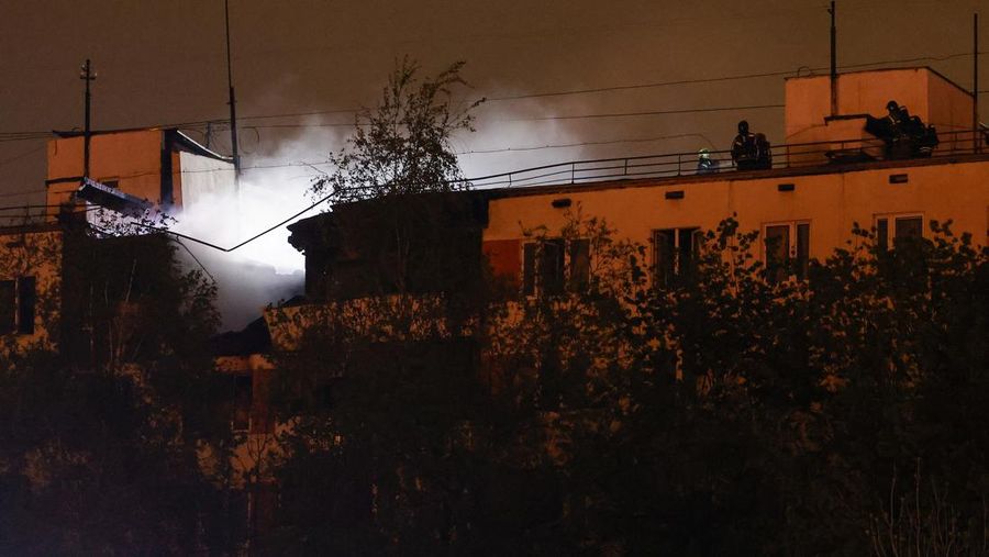 Petugas pemadam kebakaran bekerja di lantai atas blok apartemen yang rusak setelah dugaan ledakan gas di Moskow, Rusia, 4 Mei 2025. (REUTERS/Maxim Shemetov)