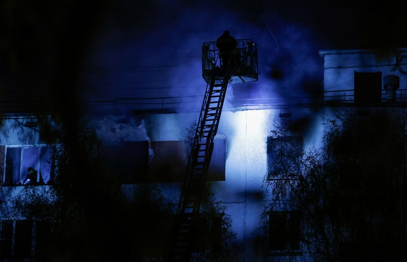 Petugas pemadam kebakaran bekerja di lantai atas blok apartemen yang rusak setelah dugaan ledakan gas di Moskow, Rusia, 4 Mei 2025. (REUTERS/Maxim Shemetov)