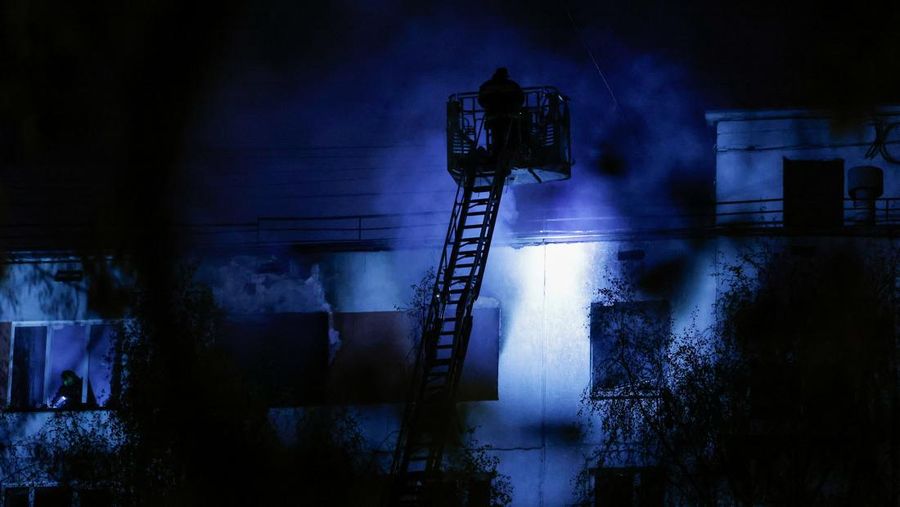 Petugas pemadam kebakaran bekerja di lantai atas blok apartemen yang rusak setelah dugaan ledakan gas di Moskow, Rusia, 4 Mei 2025. (REUTERS/Maxim Shemetov)