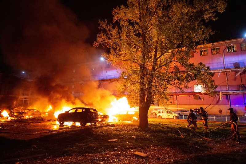 Petugas pemadam kebakaran bekerja di lokasi serangan pesawat tak berawak Rusia, di tengah serangan Rusia terhadap Ukraina, di Kyiv, Ukraina, 4 Mei 2025. (REUTERS/Olga Yakimovich)