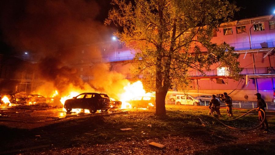Petugas pemadam kebakaran bekerja di lokasi serangan pesawat tak berawak Rusia, di tengah serangan Rusia terhadap Ukraina, di Kyiv, Ukraina, 4 Mei 2025. Petugas pemadam kebakaran bekerja di lokasi serangan pesawat tak berawak Rusia, di tengah serangan Rusia terhadap Ukraina, di Kyiv, Ukraina, 4 Mei 2025. (REUTERS/Olga Yakimovich)