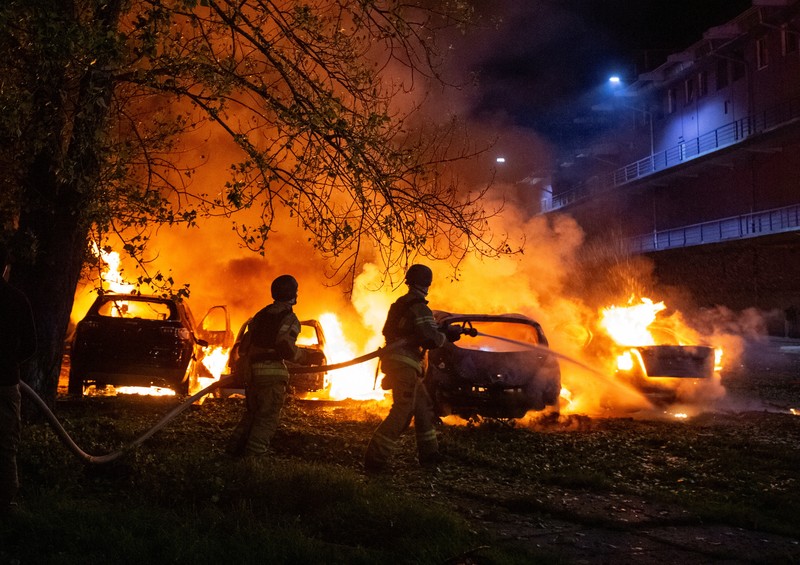Petugas pemadam kebakaran bekerja di lokasi serangan pesawat tak berawak Rusia, di tengah serangan Rusia terhadap Ukraina, di Kyiv, Ukraina, 4 Mei 2025. (REUTERS/Olga Yakimovich)
