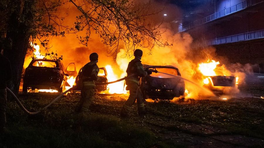 Petugas pemadam kebakaran bekerja di lokasi serangan pesawat tak berawak Rusia, di tengah serangan Rusia terhadap Ukraina, di Kyiv, Ukraina, 4 Mei 2025. (REUTERS/Olga Yakimovich)