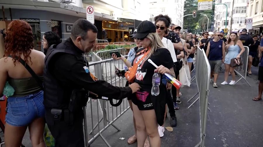 Polisi Brasil gagalkan rencana bom di konser Lady Gaga yang dihadiri 2 juta orang di Pantai Copacabana, Rio de Janeiro, Sabtu (3/5/2025). (Tangkapan Layar Video Reuters/RIO DE JANEIRO CIVIL POLICE HANDOUT)