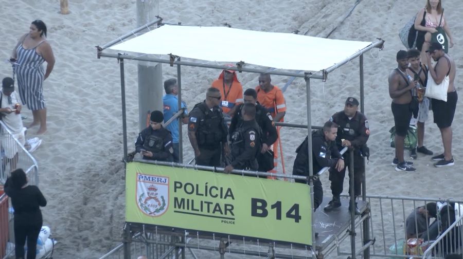 Polisi Brasil gagalkan rencana bom di konser Lady Gaga yang dihadiri 2 juta orang di Pantai Copacabana, Rio de Janeiro, Sabtu (3/5/2025). (Tangkapan Layar Video Reuters/RIO DE JANEIRO CIVIL POLICE HANDOUT)