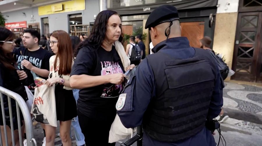 Polisi Brasil gagalkan rencana bom di konser Lady Gaga yang dihadiri 2 juta orang di Pantai Copacabana, Rio de Janeiro, Sabtu (3/5/2025). (Tangkapan Layar Video Reuters/RIO DE JANEIRO CIVIL POLICE HANDOUT)