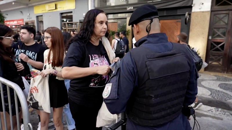 Polisi Brasil gagalkan rencana bom di konser Lady Gaga yang dihadiri 2 juta orang di Pantai Copacabana, Rio de Janeiro, Sabtu (3/5/2025). (Tangkapan Layar Video Reuters/RIO DE JANEIRO CIVIL POLICE HANDOUT)