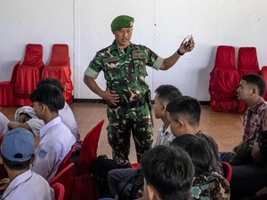 Efektivitas Pendidikan Anak di Barak dari Kacamata Pakar Sosiologi