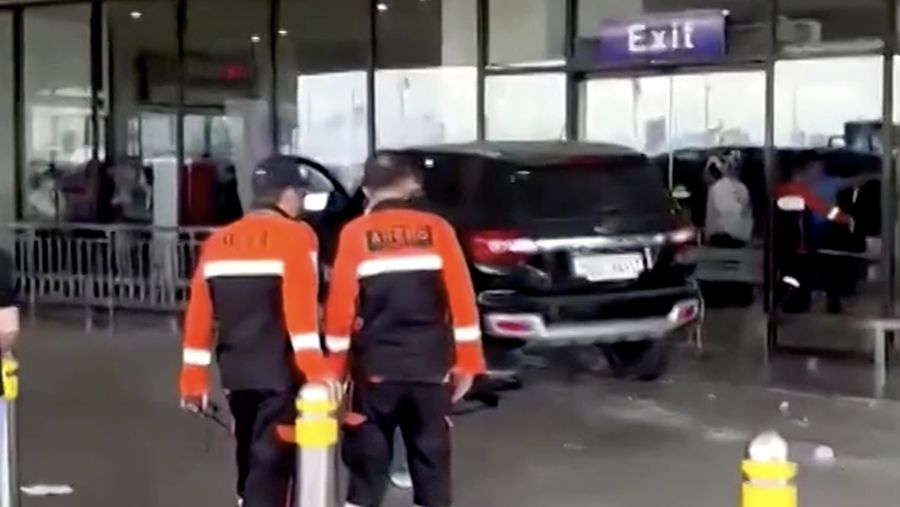 Sebuah kendaraan menabrak area dekat pintu masuk Bandara Internasional Ninoy Aquino (NAIA), Manila, Filipina pada Minggu (4/5/2025), menewaskan dua orang, termasuk seorang anak. (Tangkapan Layar Video Reuters/PHILIPPINE RED CROSS VIA FACEBOOK)