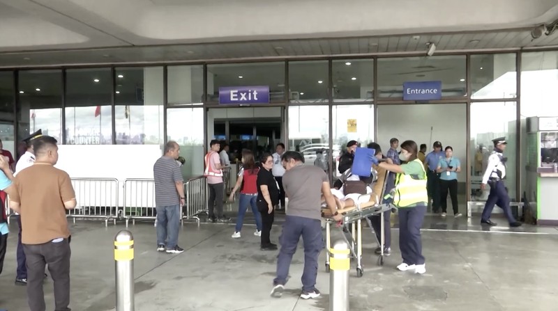 Sebuah kendaraan menabrak area dekat pintu masuk Bandara Internasional Ninoy Aquino (NAIA), Manila, Filipina pada Minggu (4/5/2025), menewaskan dua orang, termasuk seorang anak. (Tangkapan Layar Video Reuters/PHILIPPINE RED CROSS VIA FACEBOOK)