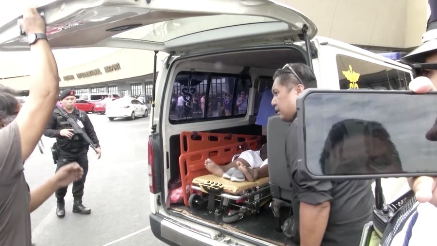 Sebuah kendaraan menabrak area dekat pintu masuk Bandara Internasional Ninoy Aquino (NAIA), Manila, Filipina pada Minggu (4/5/2025), menewaskan dua orang, termasuk seorang anak. (Tangkapan Layar Video Reuters/PHILIPPINE RED CROSS VIA FACEBOOK)