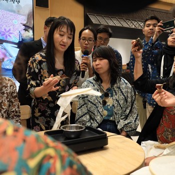 Potret Seru Warga Asing Membatik di World Expo 2025 Osaka