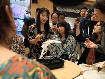 Potret Seru Warga Asing Membatik di World Expo 2025 Osaka