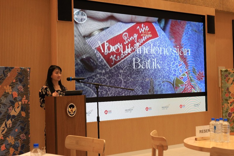 Sejumlah pengunjung World Expo 2025 Osaka, Jepang mencoba membuat batik Liem Ping Wie. Sejumlah pengunjung World Expo 2025 Osaka, Jepang mencoba membuat batik Liem Ping Wie. (Dok. Kementerian PPN/Bappenas)